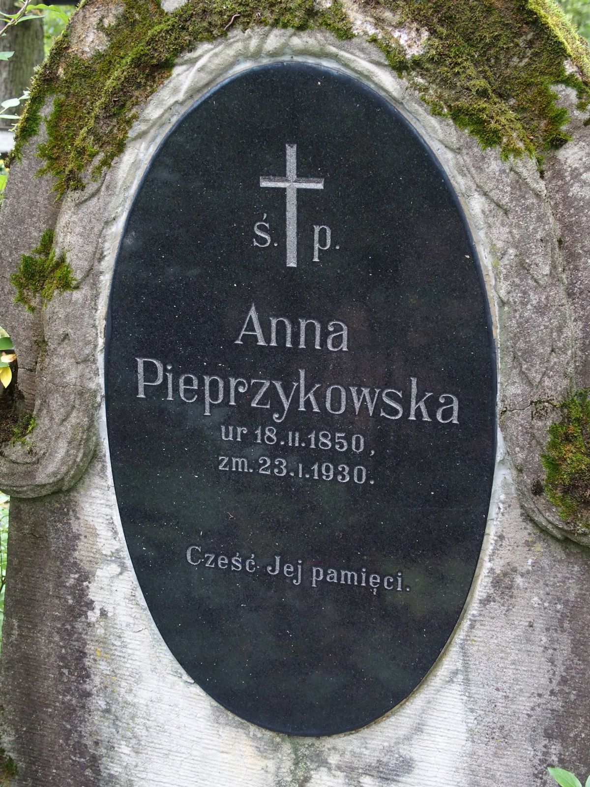 Napis z nagrobka Anny Pieprzykowskiej, cmentarz św. Michała w Rydze, stan z 2021 r.
