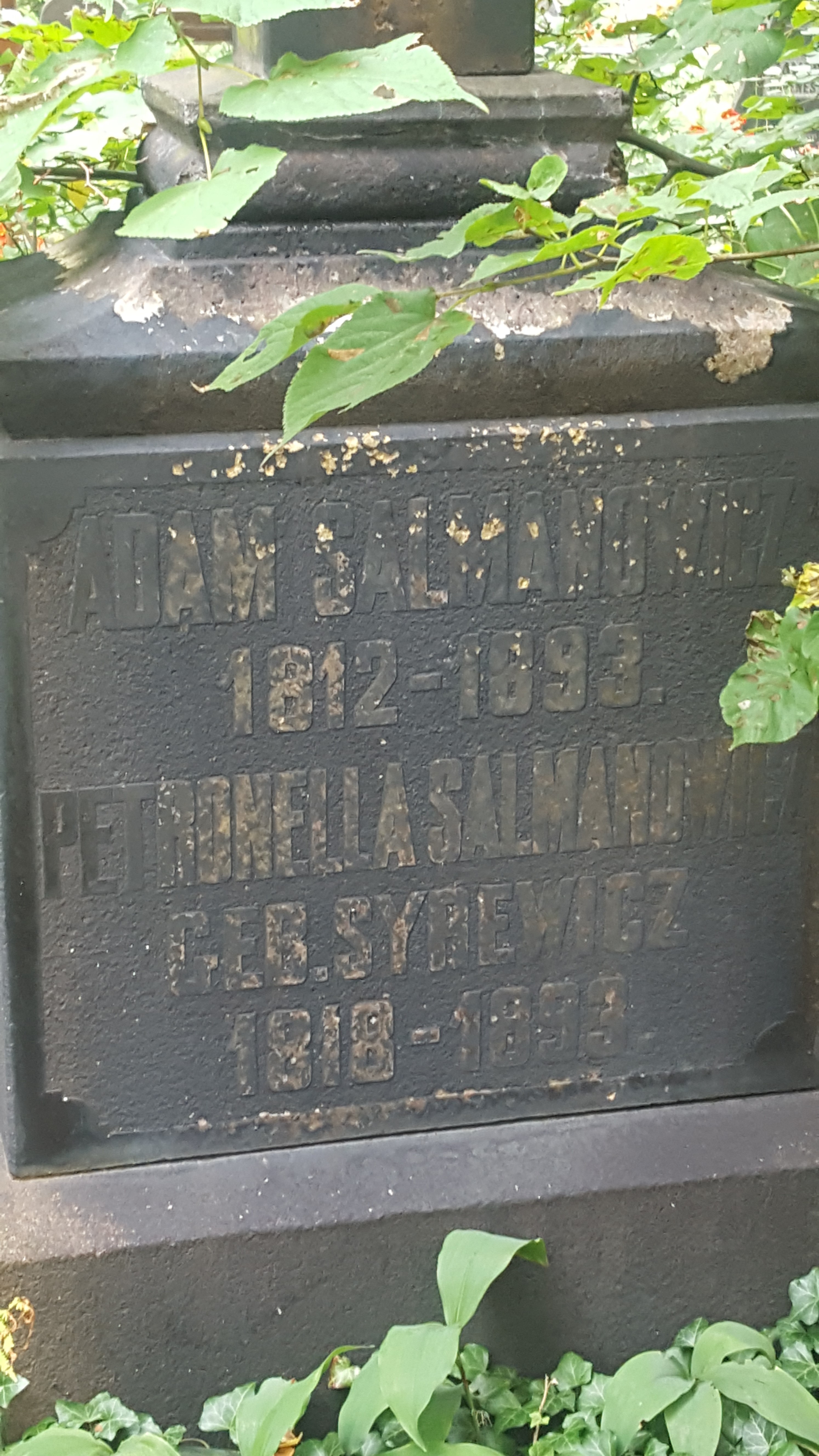 Napis z nagrobka Adama i Petronelli Salmanowicz, cmentarz św. Michała w Rydze, stan z 2021 r.