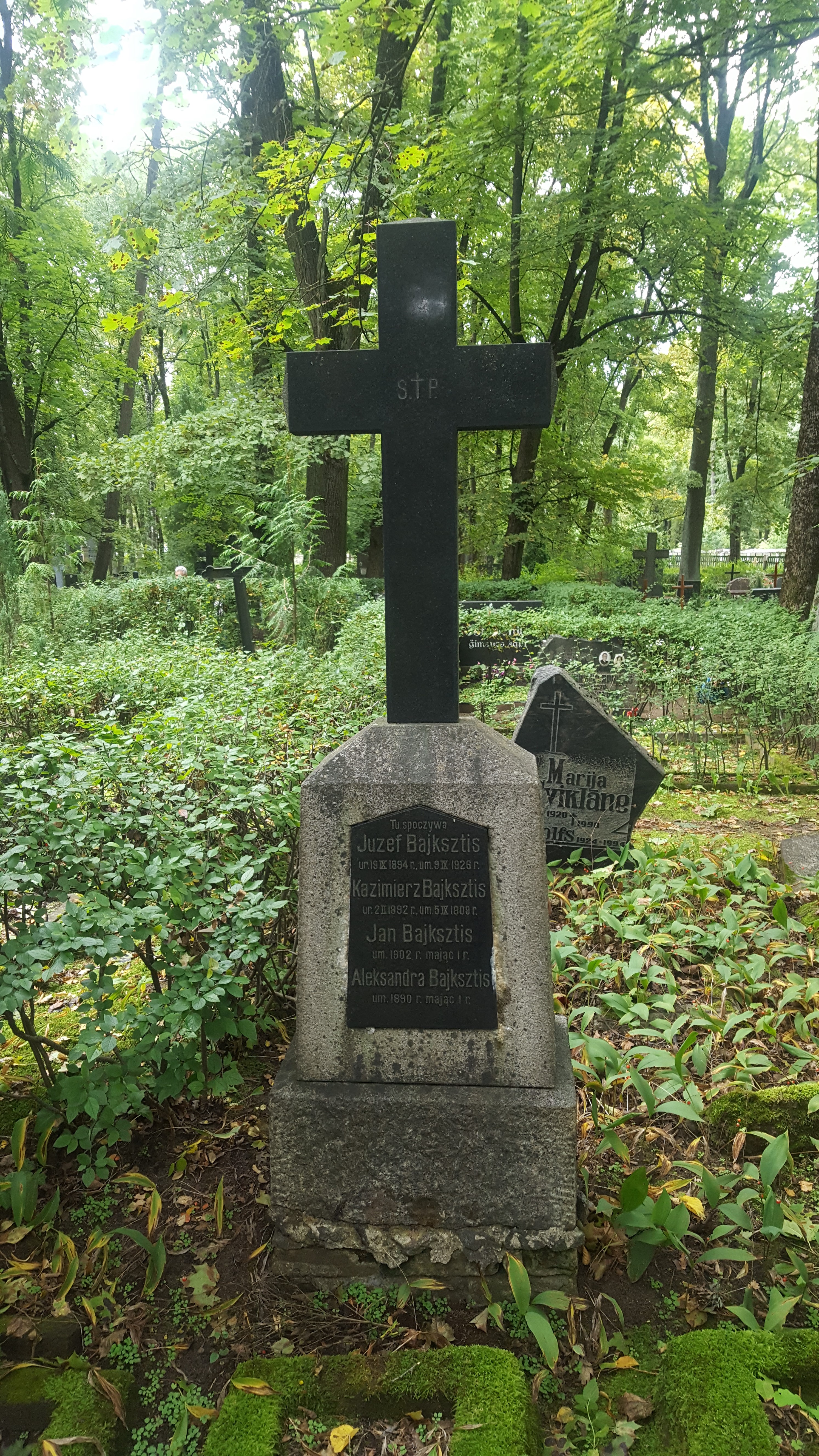 Nagrobek rodziny Bajksztisów, cmentarz św. Michała w Rydze, stan z 2021 r.