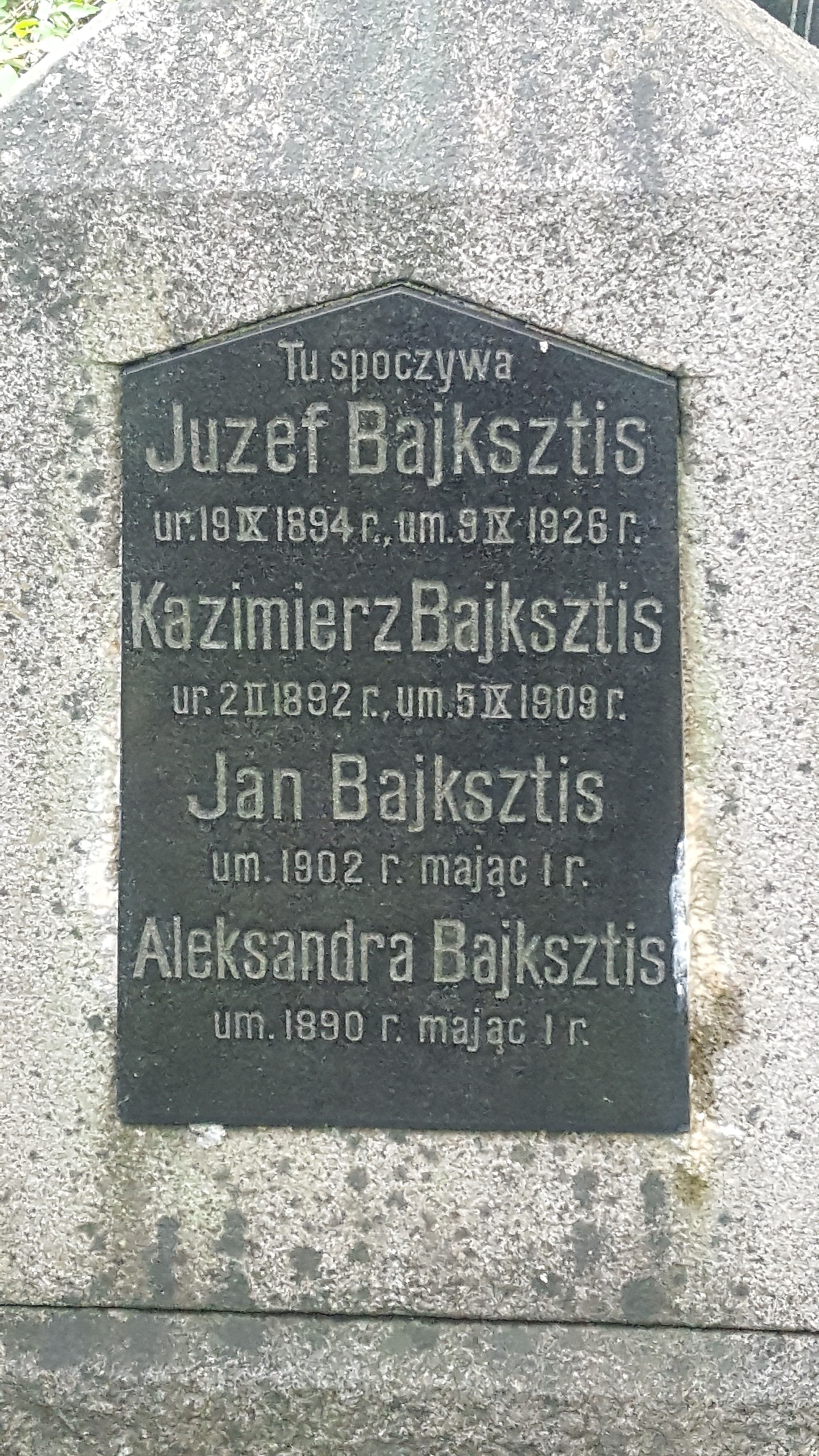 Napis z nagrobka rodziny Bajksztisów, cmentarz św. Michała w Rydze, stan z 2021 r.