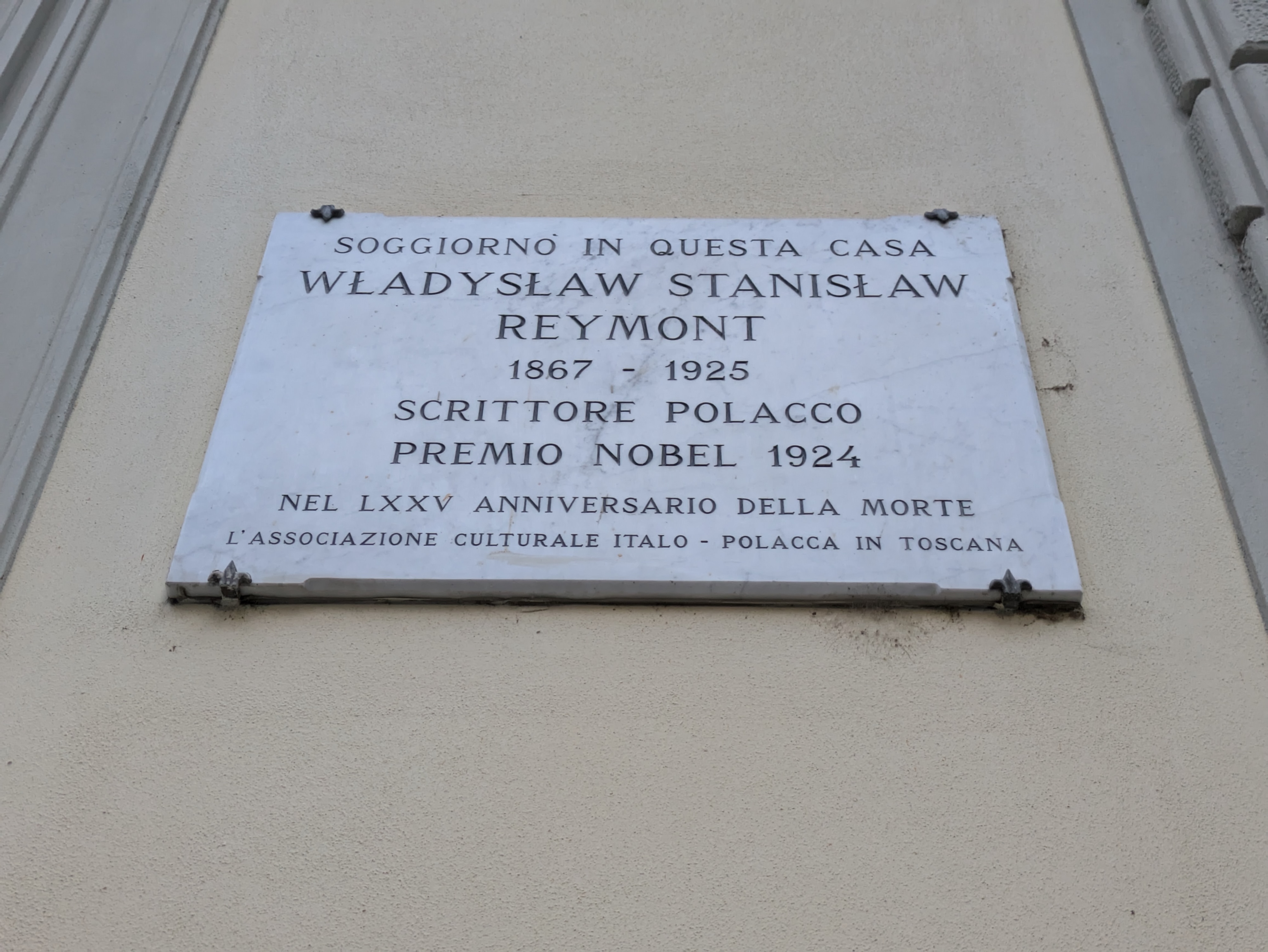 Commemorative plaque for Władysław Stanisław Reymont in Florence, Italy. The plaque, in Italian, honours the Polish writer and Nobel Prize laureate, marking the 75th anniversary of his death.