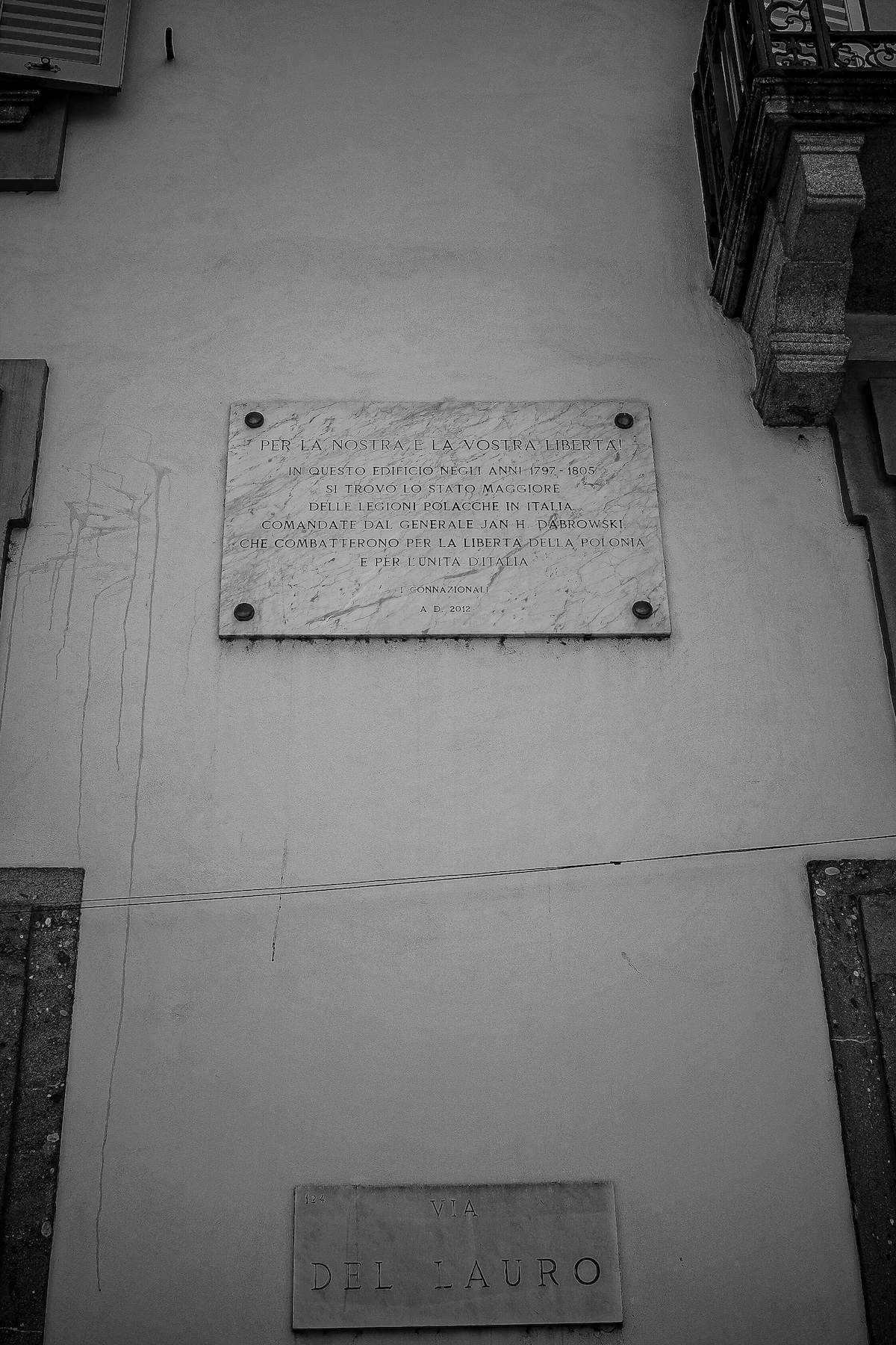 Commemorative plaque for the Polish Legions in Milan, located on a building facade. The inscription is in Italian, mentioning the headquarters of the Polish Legions led by General Jan H. Dąbrowski from 1797 to 1805.