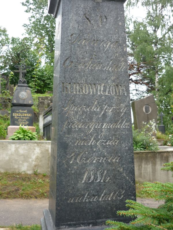 Fragment nagrobka rodziny Klikowicz, cmentarz na Rossie, stan z 2013 roku
