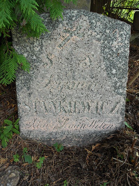 Nagrobek ks. Szymona Stankiewicza z cmentarza na Rossie, stan z 2013 roku