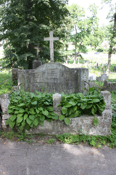 Tombstone of the Vyshomirsky family, Ross Cemetery in Vilnius, as of 2013.