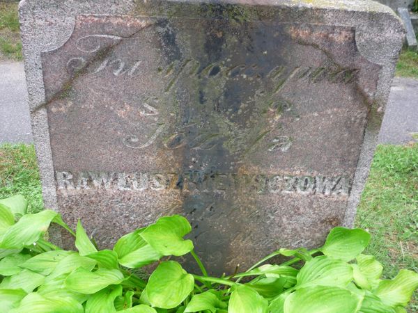 Fragment nagrobka Józefy Rawłoszkiewicz, z cmentarza na Rossie, stan z 2013 roku
