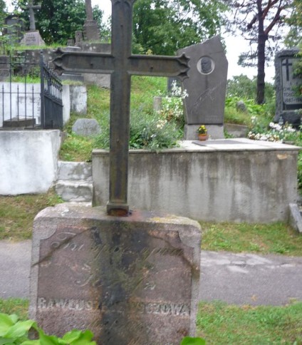 Nagrobek Józefy Rawłoszkiewiczz z cmentarza na Rossiez stan z 2013 roku