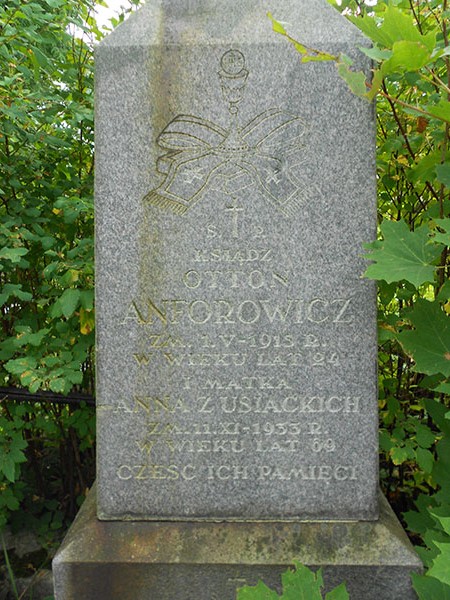Drugi stopień cokołu nagrobku ks. Ottona, Anny oraz Adama Aforowiczów, cmentarz Na Rossie w Wilnie, stan z 2013