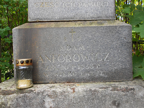 Pierwszy stopień cokołu nagrobka ks. Ottona, Anny oraz Adama Aforowiczów, cmentarz Na Rossie w Wilnie, stan z 2013