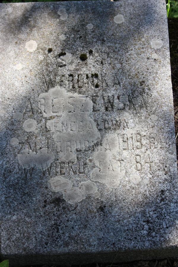 Fragment of the tombstone of Veronika Arciszewska, Na Rossie cemetery in Vilnius, as of 2014.