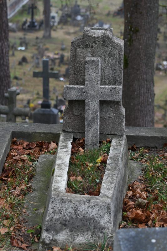 Fragment nagrobka Marii Masłowskiej, cmentarz Na Rossie w Wilnie, stan z 2019 r.