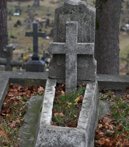 Fragment nagrobka Marii Masłowskiej, cmentarz Na Rossie w Wilnie, stan z 2019 r.