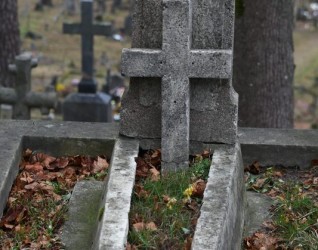 Fragment nagrobka Marii Masłowskiej, cmentarz Na Rossie w Wilnie, stan z 2019 r.