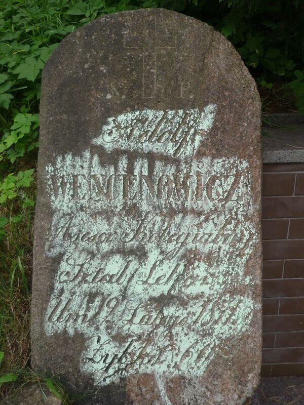 Inskrypcja z nagrobka Adolfa Wencenowicza, cmentarz Na Rossie w Wilnie, stan z 2013 r.