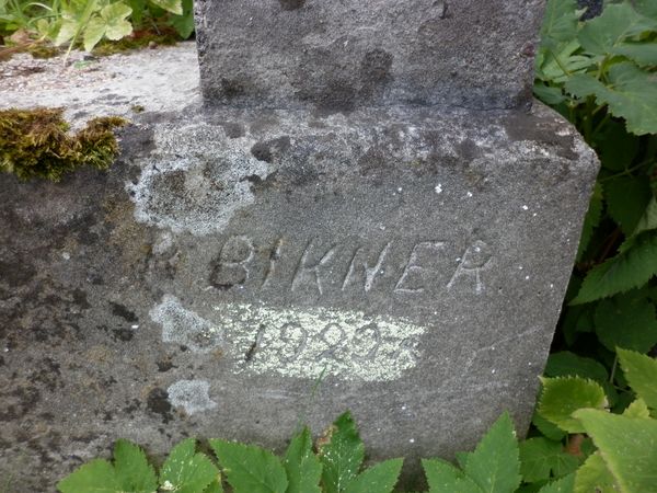 sygnatura na nagrobku Aleksandra Jacuńskiego, cmentarz Na Rossie w Wilnie, stan z 2013