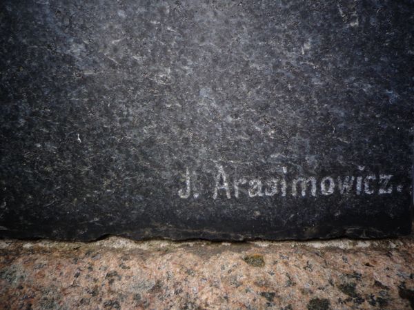 Sygnatura z nagrobka Karoliny Aleksandry Nitosławskiej, cmentarz Na Rossie w Wilnie, stan z 2013 roku