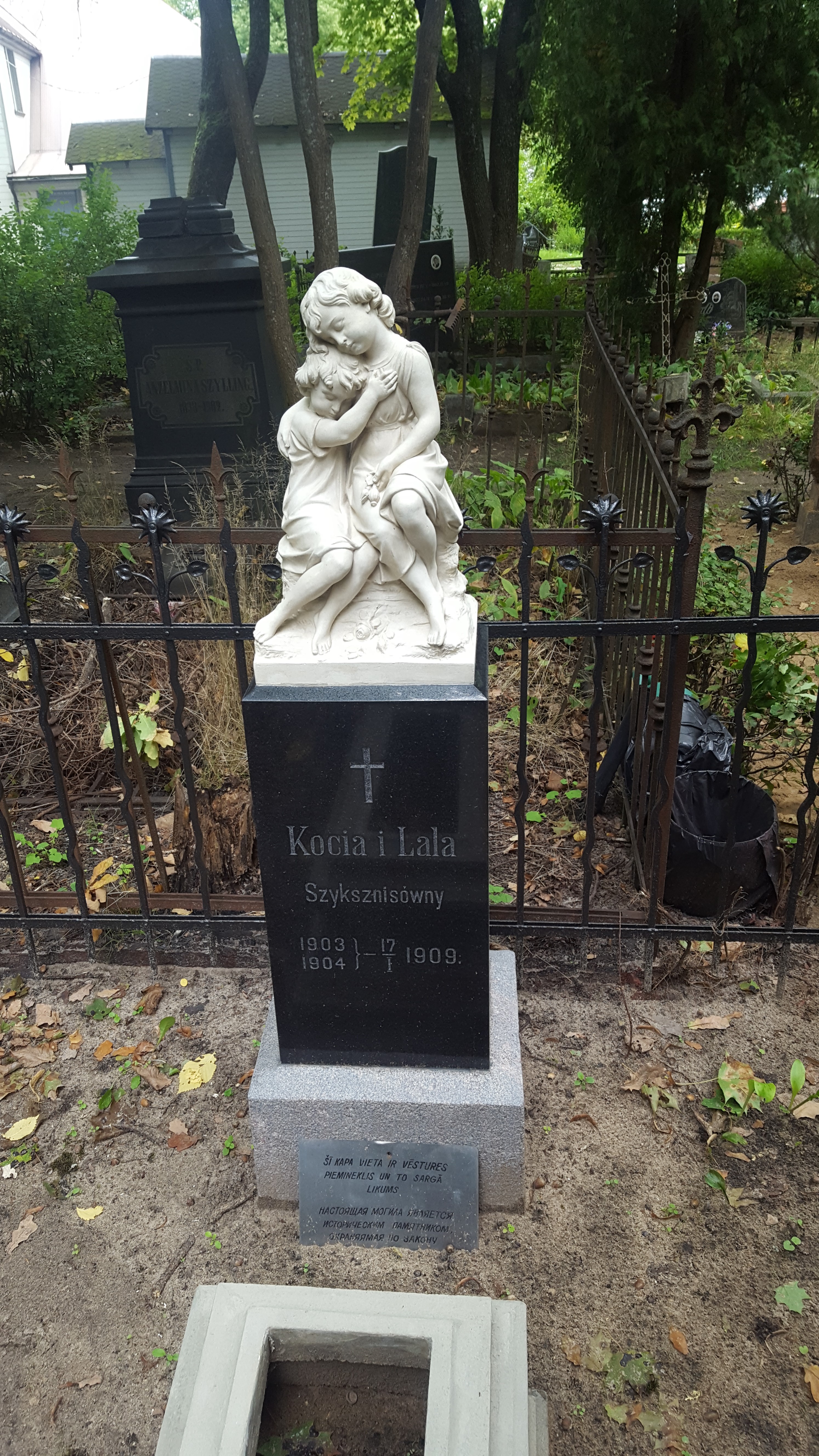 Tombstone of Koci and Lala Szyksznis, St Michael's cemetery in Riga, as of 2021.