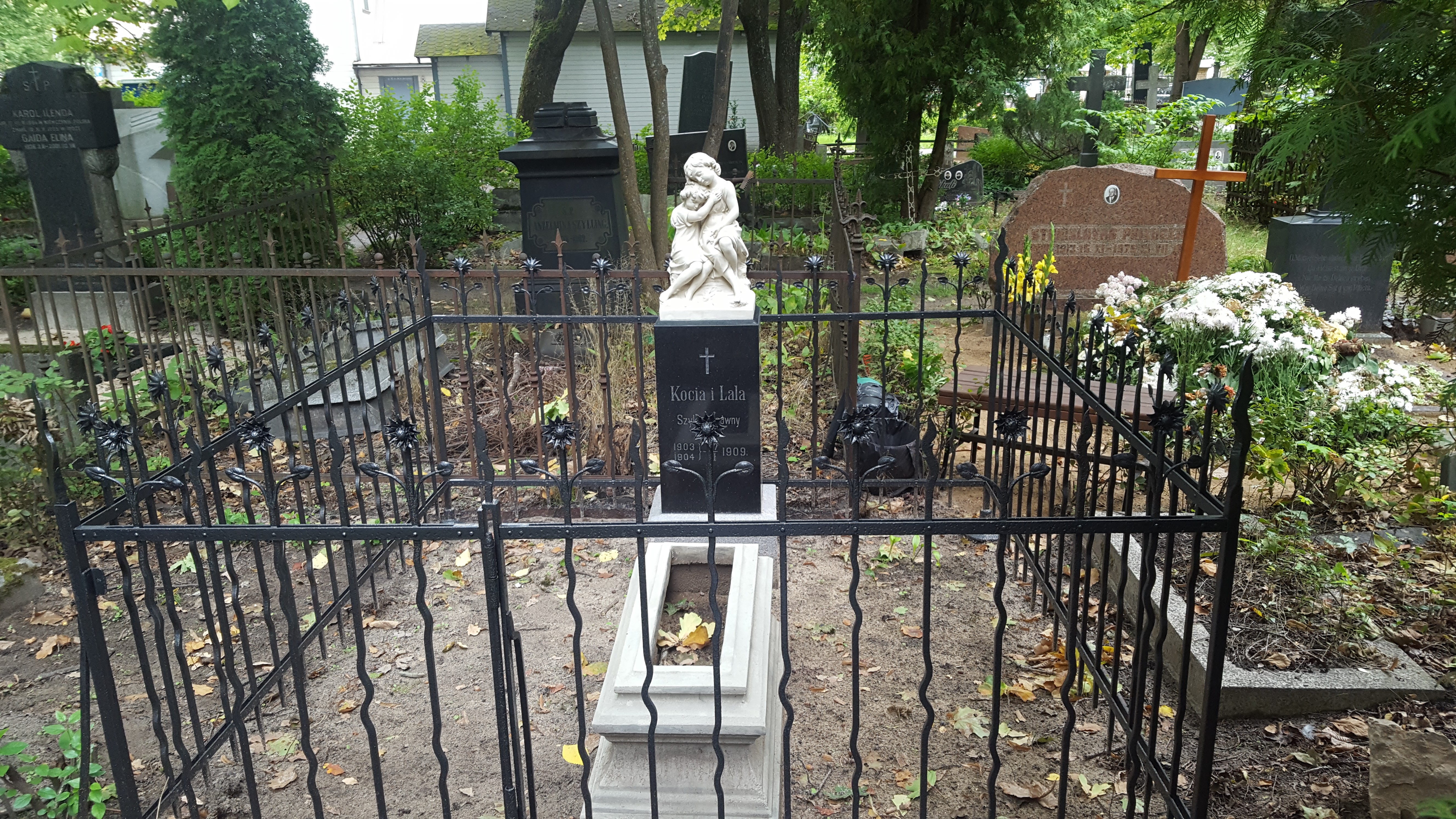 Nagrobek Koci i Lali Szyksznis, cmentarz św. Michała w Rydze, stan z 2021 r.