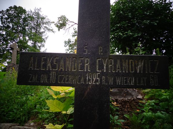 Inskrypcja z nagrobka Aleksandra Cyranowicza i rodziny Normanów, cmentarz Na Rossie w Wilnie, stan z 2013 roku