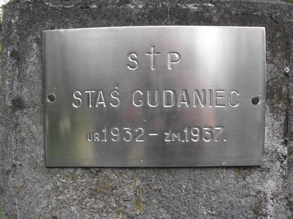 Inscription from the gravestone of Stanislaw Gudaniec, Na Rossie cemetery in Vilnius, as of 2013.