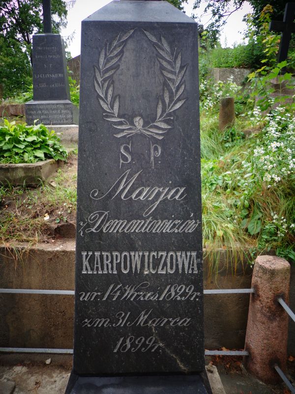 Табличка з написом на надгробку Марії Карпович на кладовищі На Россіє у Вільнюсі, станом на 2013 рік