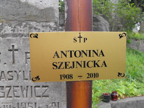 Inscription from the tombstone of Kazimir and Antonina Szejniecki and Krasylda Tomaszewicz, Na Rossie cemetery in Vilnius, as of 2013.