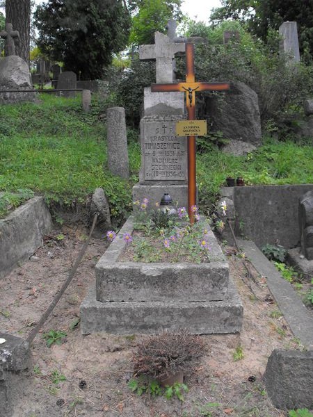 Tombstone of Kazimierz and Antonina Szejniecki and Krasylda Tomaszewicz, Na Rossie cemetery in Vilnius, as of 2013.