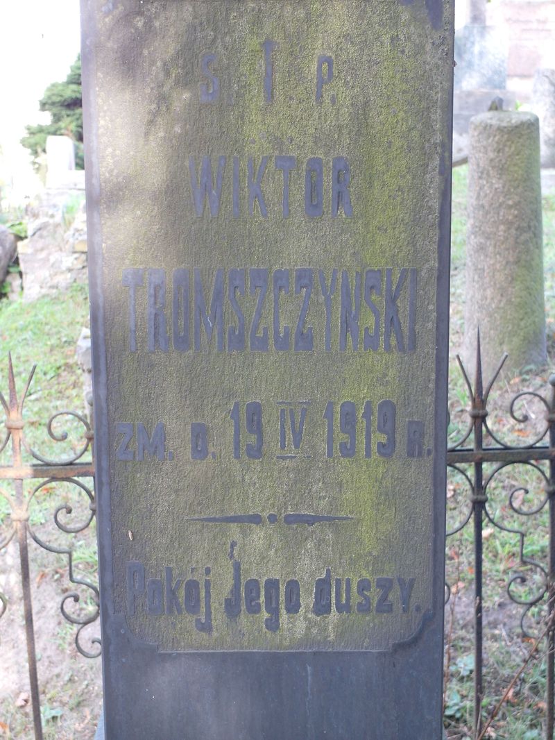Fragment of the tombstone of Wiktor and Wiktoria Tromszczynski, Ross cemetery, as of 2016