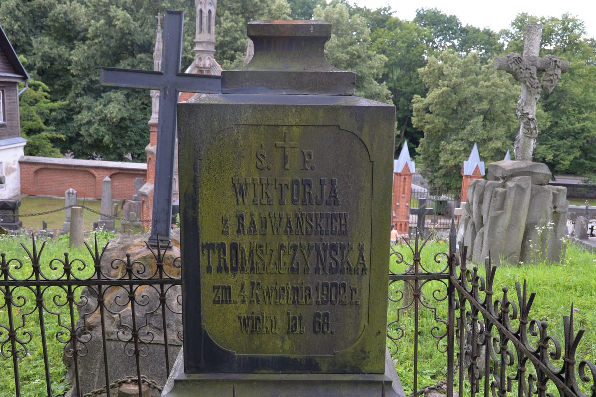 Fragment of the tombstone of Wiktor and Wiktoria Tromszczynski, Ross cemetery, as of 2016