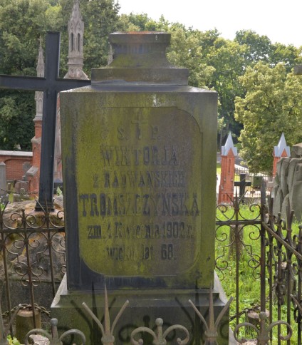 Nagrobek Wiktora i Wiktorii Tromszczyńskich, cmentarz na Rossie, stan z 2016 roku