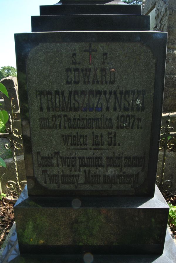 Inscription on the pedestal of the gravestone of Edward Tromszczyński, Na Rossie cemetery in Vilnius, as of 2014
