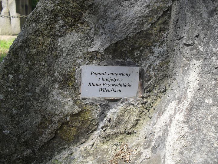 Fragment nagrobka Adama i Teofili Jocher, cmentarz na Rossie, stan z 2013 roku