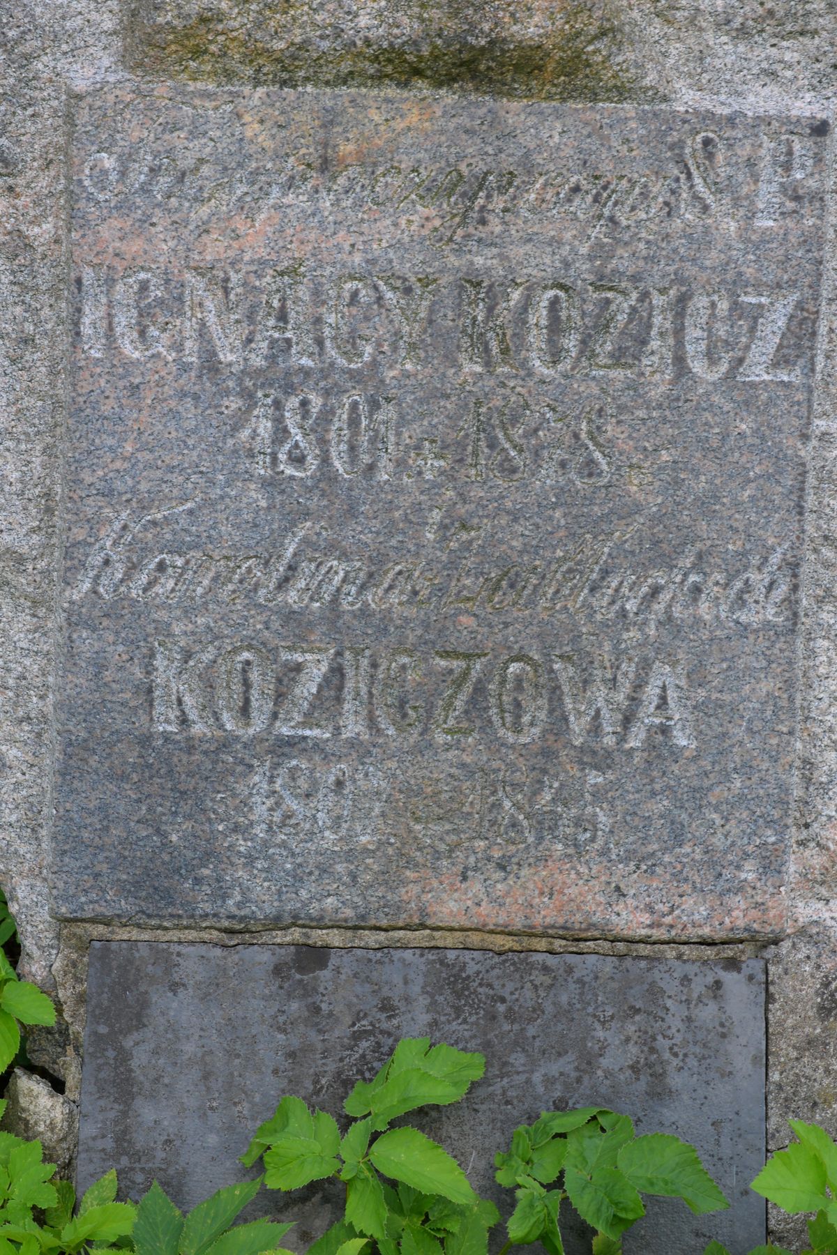 Inscription on the pedestal of the tombstone of the Kozicz family, Na Rossie cemetery in Vilnius, as of 2016