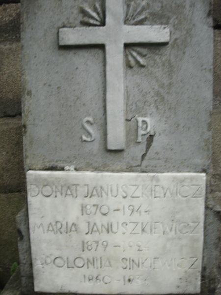 Fragment nagrobka rodziny Januszkiewiczów i Apolonii Sinkiewicz, cmentarz na Rossie w Wilnie, stan z 2013