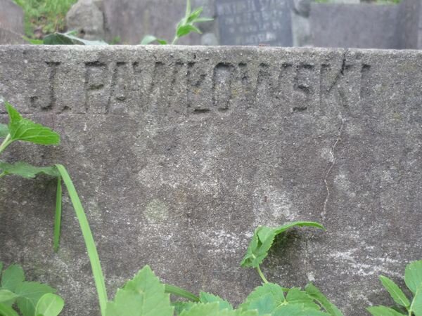 Fragment nagrobka Wiktorii Szabot i Władysława Smarkiewicza, cmentarz Na Rossie w Wilnie, stan z 2013 r.