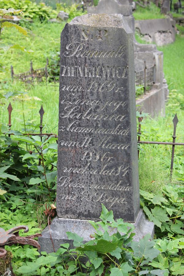 Tombstone of Romuald and Salomea Zienkiewicz, Na Rossie cemetery in Vilnius, as of 2013