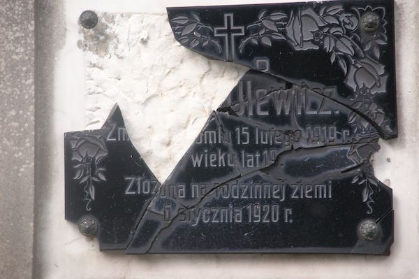Inscription from the tomb of the Ulewicz family, Ross cemetery, as of 2013