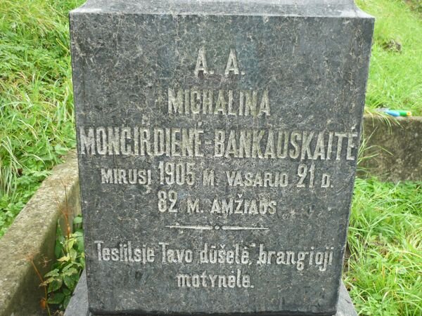 Inskrypcja z nagrobka rodziny Mongird, cmentarz Na Rossie w Wilnie, stan z 2013 r.