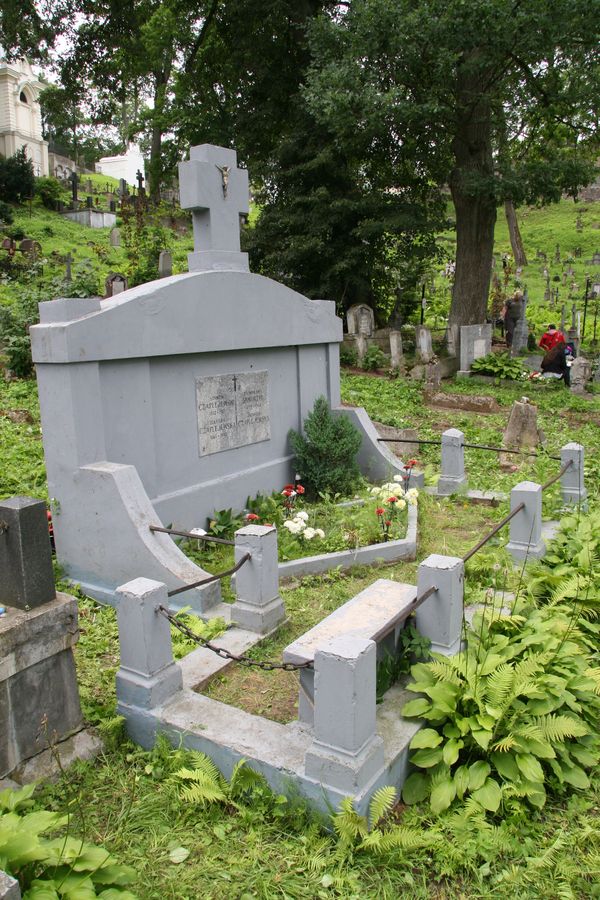 Tomb of the Czaplejewski family and Bronislawa Sknurzyl, Ross Cemetery in Vilnius, as of 2013.