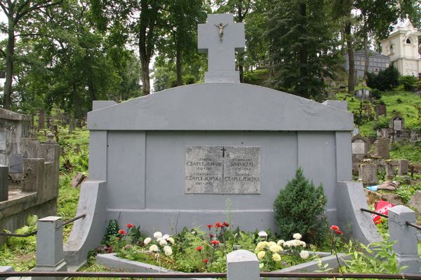 Tomb of the Czaplejewski family and Bronislawa Sknurzyl, Ross Cemetery in Vilnius, as of 2013.