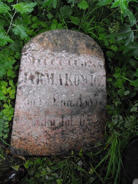 Inscription from the gravestone of Tadeusz Yarmakovich Na Rossie cemetery in Vilnius, as of 2013.