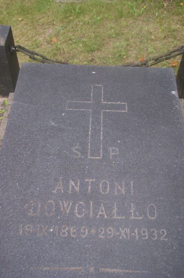 Fragment płyty nagrobnej Antoniego i Wincentego Dowgiałło, cmentarz na Rossie, stan z 2013 roku