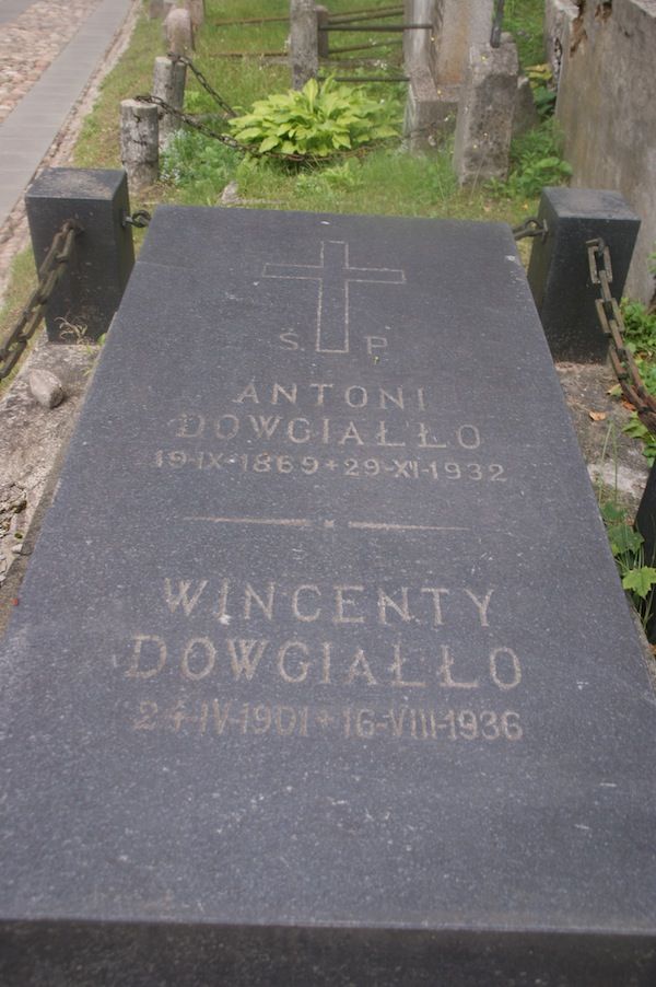 Płyta nagrobna Antoniego i Wincentego Dowgiałło, cmentarz na Rossie, stan z 2013 roku