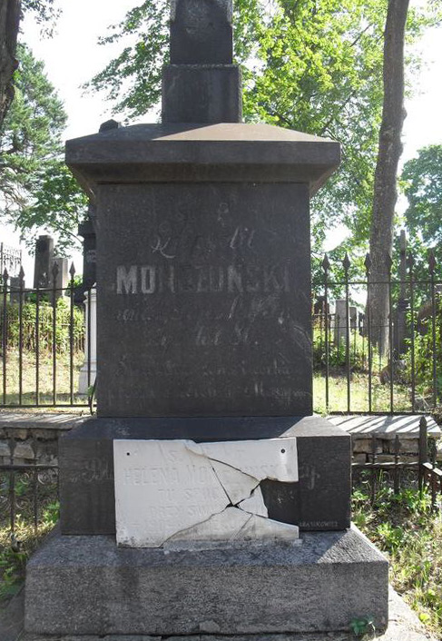 Fragment grobowca Heleny i Hipolita Mończuńskich, cmentarz na Rossie, stan z 2014 roku