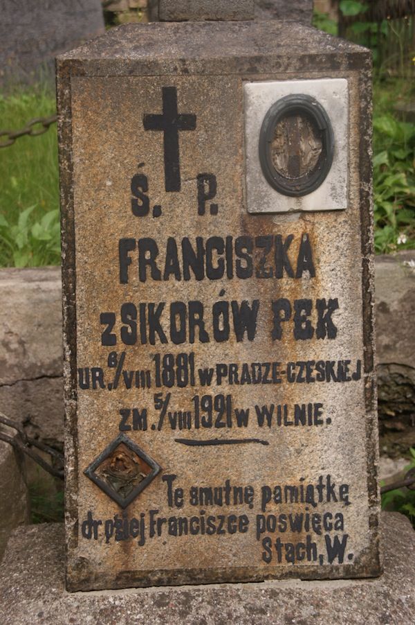 Fragment of the gravestone of Franciszka Pek and the Wagner family, Ross cemetery, as of 2013