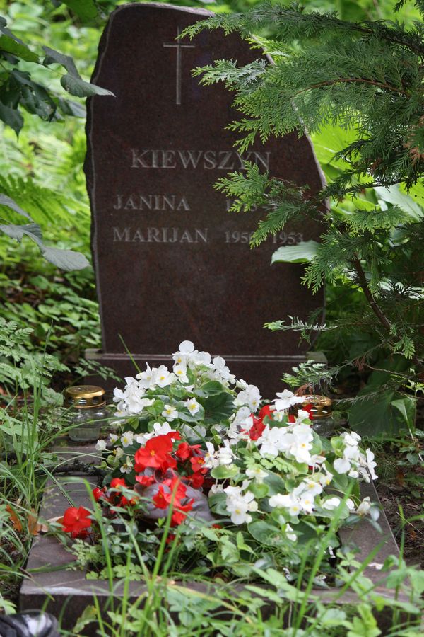 Nagrobek rodziny Kiewszyn, cmentarz na Rossie w Wilnie, stan na 2013 r.