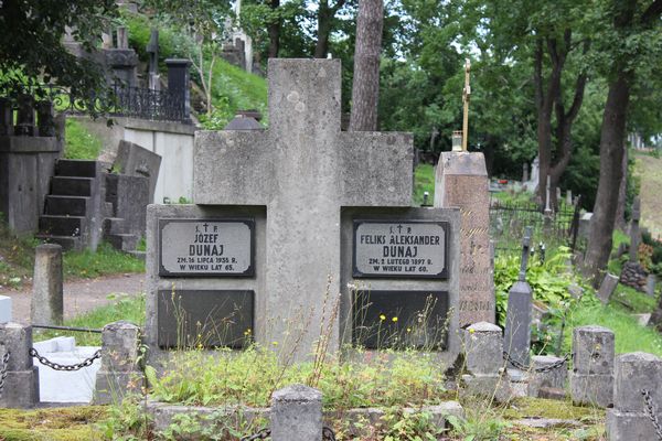 Fragment grobowca Feliksa i Józefa Dunajów, cmentarz Na Rossie w Wilnie, stan z 2013
