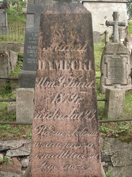 Fragment grobowca rodziny Damięckich, cmentarz na Rossie w Wilnie, stan z 2013