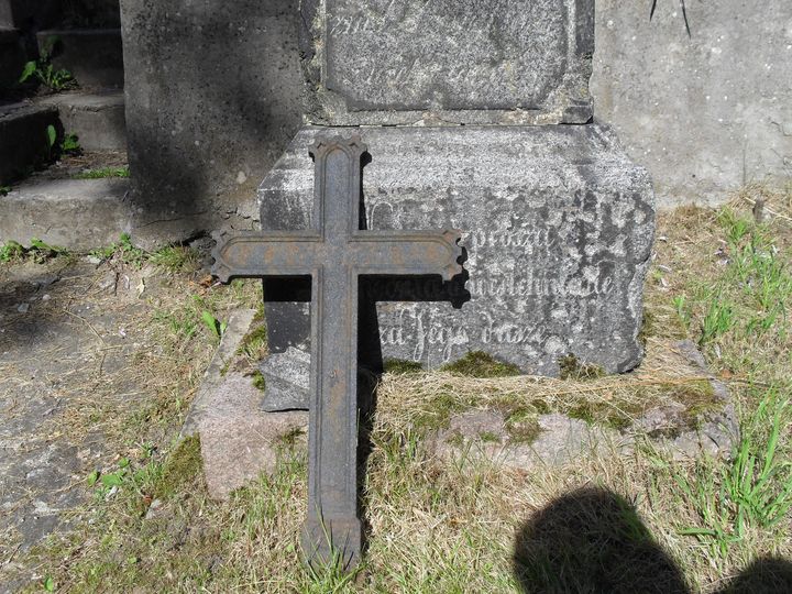 Fragment nagrobka Adama Aframowicza, cmentarz na Rossie, stan z 2014 roku