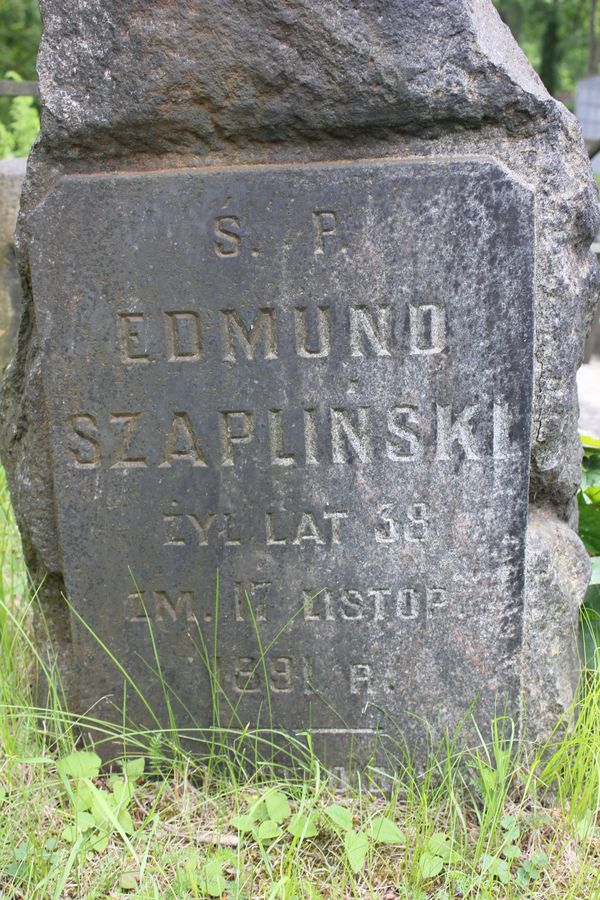 Fragment of Edmund Szaplinski's tombstone, Na Rossie cemetery in Vilnius, as of 2014.